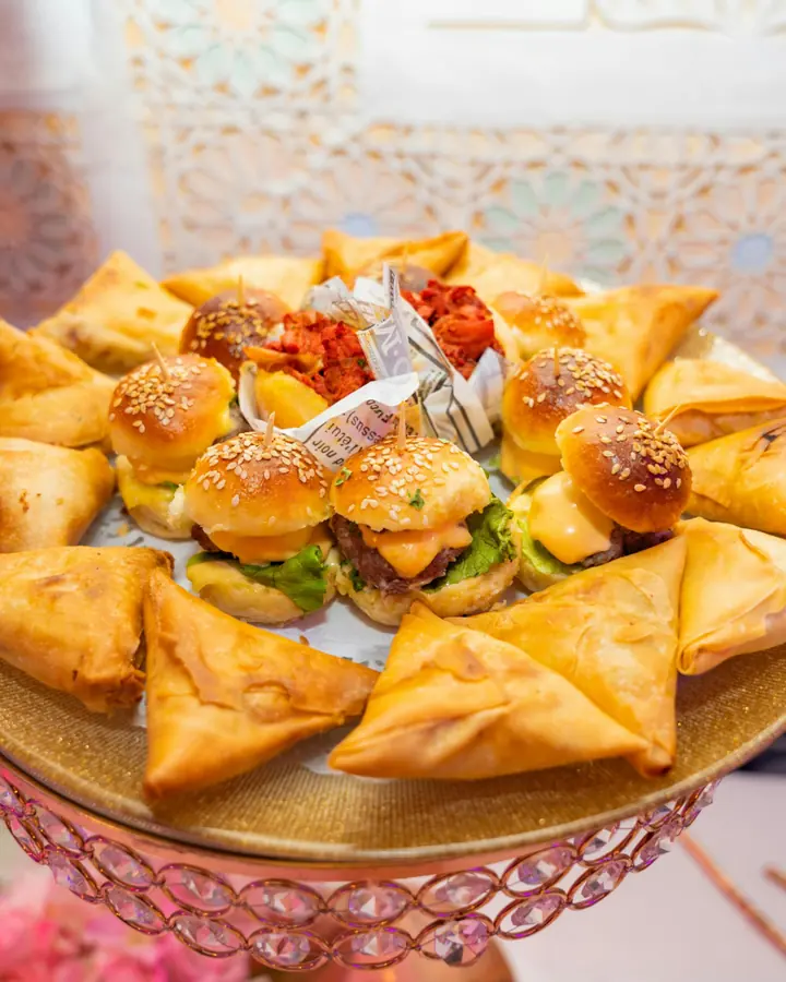 Mini-burgers et samoussas