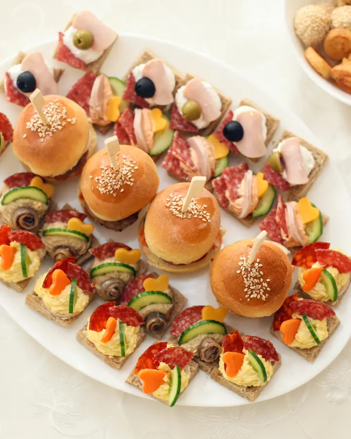 Mini-burgers et canapés