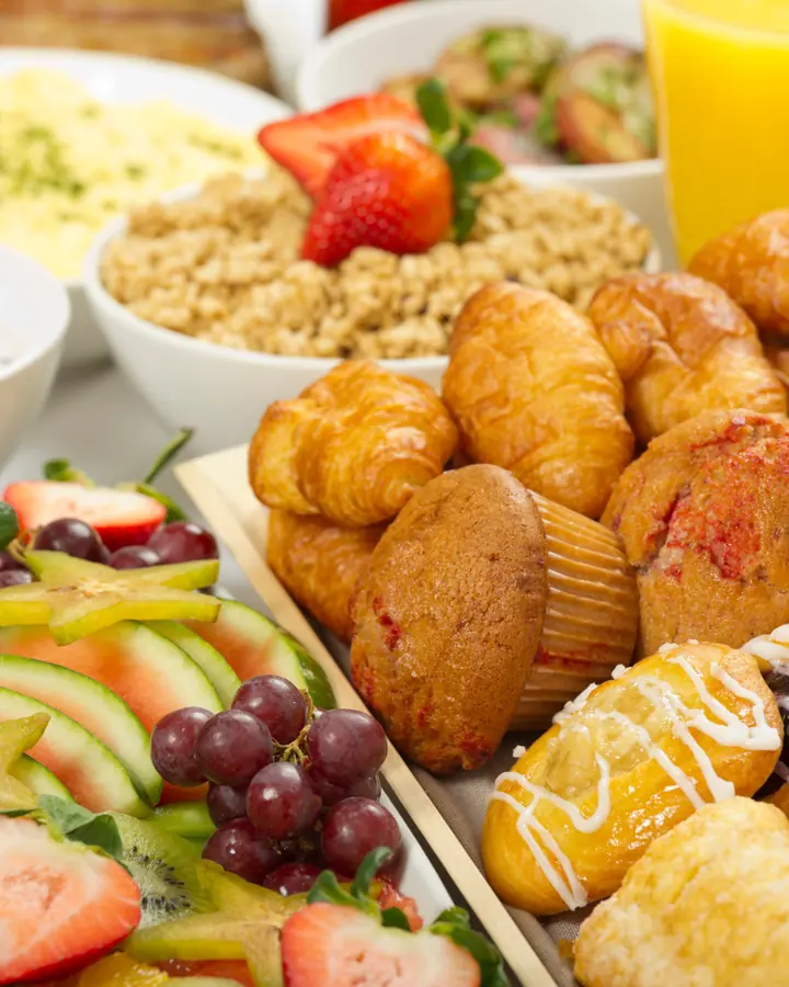 Viennoiseries et fruits frais